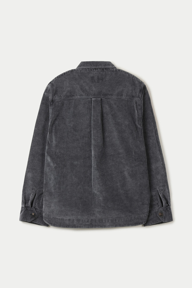 CROSSLEY(크로슬리) 다잉 코듀로이 재킷은 가을과 겨울, 두 계절에 걸쳐 따뜻함과 스타일을 책임지는 아우터입니다. 빈티지하면서도 캐주얼한 무드를 자아내며, 부드러운 촉감의 코듀로이, 면, 스판덱스 혼방 소재로 제작되어 편안한 착용감을 선사합니다. 가먼트 다잉 기법으로 은은한 멋을 더한 그레이 컬러의 무지 디자인은 어떤 룩에도 쉽게 매치할 수 있습니다. 크롭 기장과 루즈핏, 버튼 여밈 방식, 패치 포켓 디테일이 돋보이며, 겨울 데일리룩, 동네 마실룩, 카페룩 등 다양한 TPO에 활용 가능합니다. 단독 세탁을 권장합니다.
