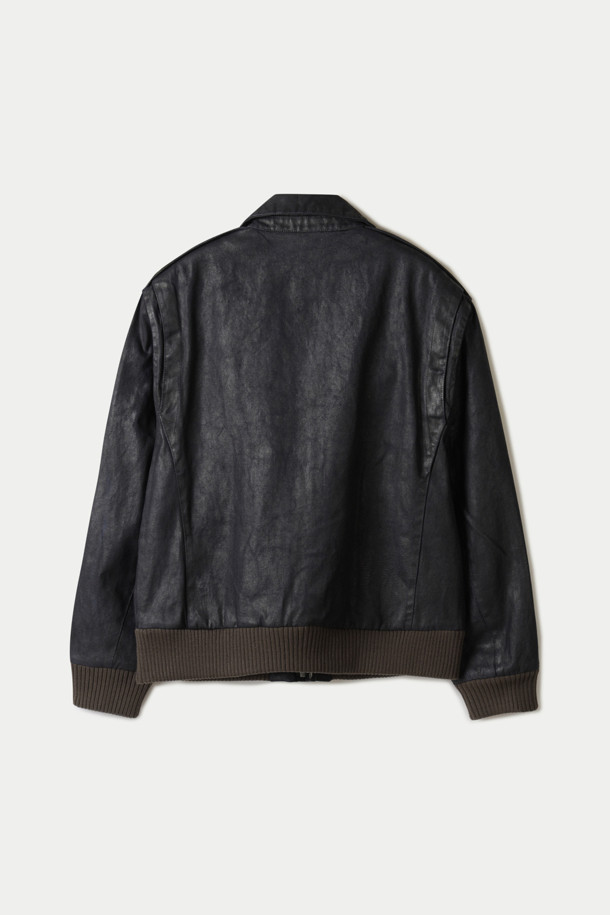 HANKALEX 코튼 트러커는 캐주얼, 빈티지 스타일을 선호하는 분들을 위한 블랙 컬러의 면 소재 트러커 자켓입니다. 봄, 가을에 착용하기 좋으며, 숏 기장과 레귤러핏으로 편안한 착용감을 제공합니다. 집업 방식으로 간편하게 착용 가능하며, 워싱 처리, 크랙 디테일, 빅포켓 디자인으로 빈티지한 멋을 더했습니다. 부드러운 촉감과 시보리 마감, 긴 소매 기장으로 활동성과 스타일을 모두 만족시키는 데일리 아이템입니다. 동네 마실룩이나 가을 나들이룩에 활용하여 미니멀하면서도 개성 있는 스타일을 연출해보세요.
