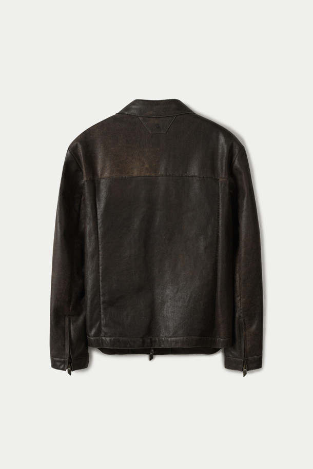 SALVATORE SANTORO(살바토레 산토로)의 BURNT BAY(번트 베이) 레더 재킷은 빈티지하면서도 클래식한 무드를 자아내는 남성용 아우터입니다. 부드러운 양가죽 소재로 제작되어 편안한 착용감을 선사하며, 봄, 가을 시즌에 활용하기 좋습니다. 셔츠형 디자인에 2WAY 지퍼, 사이드 포켓, 가슴 포켓 등의 디테일이 더해져 실용성을 높였습니다. 가먼트 워싱 처리와 켄톤 버튼으로 빈티지한 멋을 살렸으며, 스탠다드 핏으로 어떤 스타일에도 자연스럽게 어울립니다. 데이트룩, 가을 나들이룩, 모임룩 등 다양한 TPO에 클래식, 미니멀, 캐주얼 스타일로 연출해보세요.
