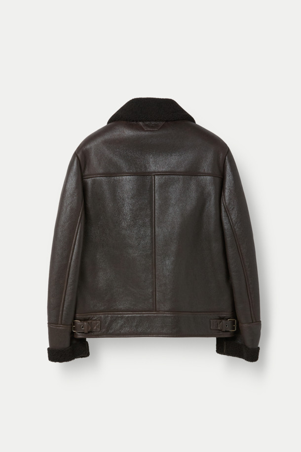 살바토레 산토로 무스탕 재킷은 브라운과 블랙 두 가지 색상으로 출시되어, 가을과 겨울에 따뜻하고 스타일리시하게 연출할 수 있습니다. 양가죽 소재로 제작되어 부드러운 촉감을 자랑하며, 크롭 기장에 집업 여밈 방식으로 편안하게 착용 가능합니다. 클래식한 무드의 스탠다드 핏으로, 양털 에리와 사이드 포켓, 퍼 안감으로 보온성을 높였습니다. 데이트룩, 모임룩 등 다양한 TPO에 미니멀, 시크한 스타일을 더해 세련된 룩을 완성해 보세요.
