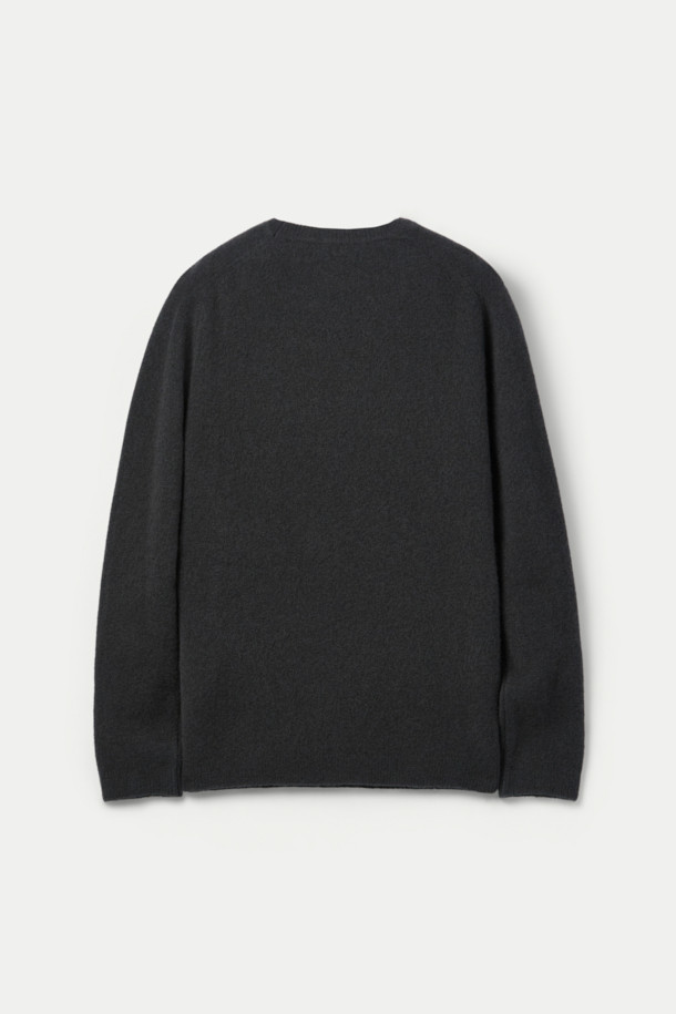 **DANIELE FIESOLI(다니엘 피에솔리) 소프트 스웨터**는 부드러운 촉감과 은은한 컬러감이 돋보이는 데일리 니트 스웨터입니다. 라운드넥 디자인에 스탠다드 핏으로 제작되었으며, 래글런 소매 디테일이 특징입니다. 울과 나일론 혼방 소재로 제작되어 신축성과 텐션감을 제공하며, 고급스러운 니팅 기법으로 볼륨감을 더했습니다. 블랙 컬러의 무지 패턴으로 미니멀, 클래식, 캐주얼 스타일 모두 소화 가능하며, 카페룩과 출근룩에 적합합니다.
