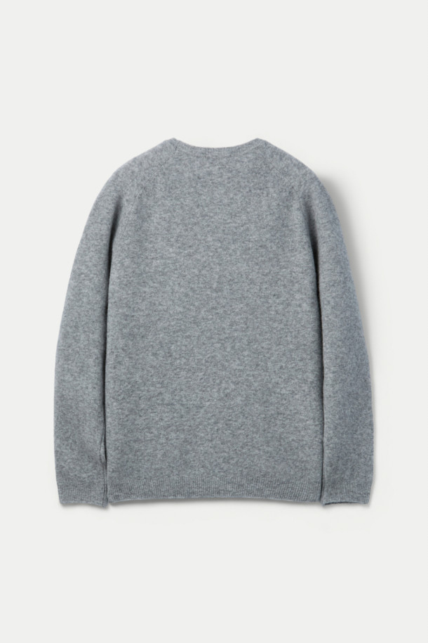 DANIELE FIESOLI(다니엘 피에졸리) 소프트 스웨터는 가을, 겨울 시즌을 위한 공용 니트/스웨터입니다. 부드러운 촉감의 울, 나일론 혼방 소재로 제작되었으며, 라운드넥에 레귤러핏, 긴소매 디자인으로 편안함을 더했습니다. 베이직하고 미니멀한 스타일의 무지 그레이 컬러 스웨터로, 텐션감 있는 원단과 밀도 높은 니팅, 래글런 소매 디테일이 특징입니다. 두꺼운 두께감으로 보온성을 높였으며, 이너 또는 단품으로 활용하여 다양한 겨울 데일리룩, 집콕룩, 산책룩을 연출할 수 있습니다. 볼륨감 있는 실루엣이 특징이며, 미니멀, 클래식, 캐주얼 스타일을 즐기는 분들께 추천합니다.
