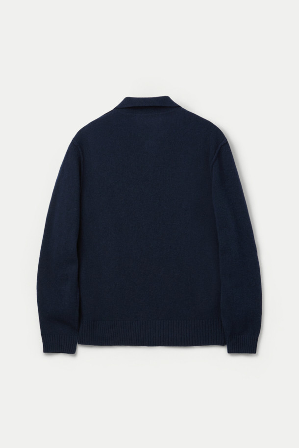 **다니엘레 피에졸리(DANIELE FIESOLI) 버튼 칼라 스웨터**는 가을, 겨울 시즌 남성을 위한 클래식하고 베이직한 스타일의 스웨터입니다. 네이비 컬러의 레귤러핏으로, 울 90%와 캐시미어 10% 혼방 소재로 제작되어 부드러운 촉감과 두꺼운 두께감을 자랑합니다. 칼라 디자인에 버튼 디테일을 더해 포인트를 주었으며, 드롭 숄더와 옆선 시접 겉봉제 마감으로 고급스러움을 더했습니다. 출근룩, 비즈니스 캐주얼, 겨울 데일리룩 등 다양한 TPO에 활용하기 좋은 아이템입니다.
