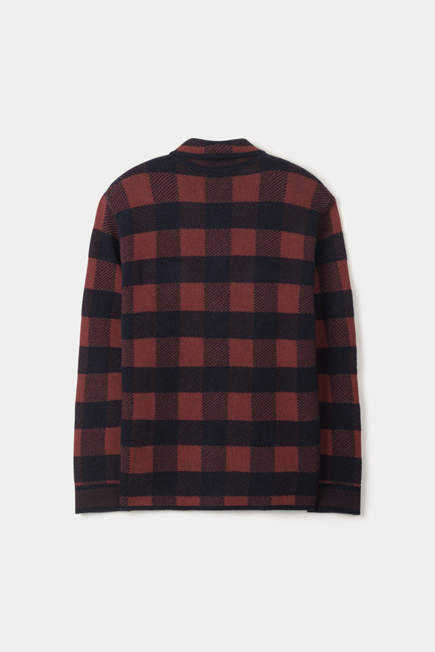 **DANIELE FIESOLI(다니엘 피에졸리) 패턴 가디건**은 가을, 겨울 시즌에 어울리는 상의 니트 가디건입니다. 부드러운 알파카와 울 혼방 소재로 제작되어 뛰어난 보온성을 제공하며, 적당한 두께감으로 편안한 착용감을 선사합니다. 빈티지 스타일의 체크 패턴과 플랩 포켓 디테일이 돋보이며, 버튼 여밈 방식으로 간편하게 착용할 수 있습니다. 레드, 블루 두 가지 컬러로 출시되어 다양한 겨울 데일리룩, 모임룩, 카페룩에 클래식, 캐주얼, 미니멀 스타일을 더할 수 있습니다. 긴 소매 기장으로 겨울철에도 따뜻하게 스타일을 연출할 수 있습니다.
