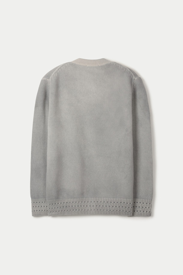 DANIELE FIESOLI(다니엘 피에졸리) 베이직 가디건은 가을, 겨울 시즌에 어울리는 스탠다드핏의 브이넥 가디건입니다. 부드러운 촉감의 울 소재로 제작되었으며, 더블 져지 조직과 밀라노 조직으로 고급스러운 디테일을 더했습니다. 무지 패턴의 그레이 컬러로, 베이직하면서도 클래식한 스타일을 연출합니다. 긴 소매와 버튼 디테일이 특징이며, 일상, 오피스룩, 모임룩 등 다양한 TPO에 활용하기 좋습니다. 혼합사를 사용하여 제작되어, 더욱 특별한 가치를 선사합니다.
