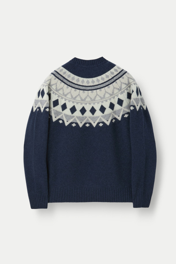 이탈리아 감성의 WOOL AND CO(울 앤 코) 패턴 스웨터입니다. 네이비, 화이트, 그레이 3가지 색상으로 출시되었으며, 클래식한 무드의 페어아일 및 노르딕 패턴이 돋보입니다. 고급스러운 울 소재로 제작되어 부드러운 촉감을 선사하며, 두께감 있는 레귤러핏 긴소매 디자인으로 가을, 겨울철 데이트룩, 출근룩 등 다양한 일상 스타일에 활용하기 좋습니다.
