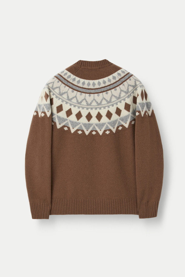 WOOL AND CO(울 앤 코) 패턴 스웨터는 부드러운 촉감의 울 소재로 제작되어 가을과 겨울에 따뜻하게 착용하기 좋습니다. 클래식한 무드의 레귤러핏 스웨터로, 브라운, 화이트, 그레이 세 가지 색상으로 만나볼 수 있습니다. 페어아일 패턴과 노르딕 패턴이 어우러져 이탈리아 감성을 더했으며, 라운드넥과 긴소매 디자인으로 데이트룩, 모임룩 등 다양한 TPO에 활용 가능합니다. 미니멀, 캐주얼 스타일 모두 소화 가능한 활용도 높은 아이템입니다. 두께감 있는 디자인으로 추운 날씨에도 따뜻함을 유지해 줍니다.
