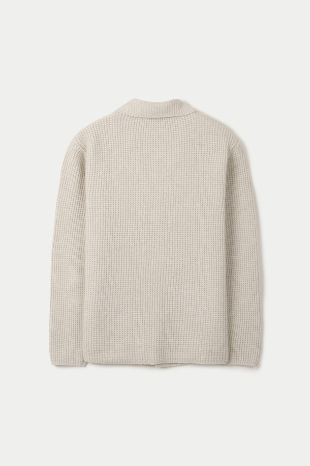 WOOL & CO (울 앤 코) 다잉 와플 가디건은 가을, 겨울 시즌에 어울리는 남녀 공용 가디건입니다. 부드러운 촉감의 울 소재로 제작되었으며, 두꺼운 두께감으로 따뜻하게 착용할 수 있습니다. 클래식한 무드의 아이보리 컬러, 레귤러핏, 긴 소매 기장, 와플 패턴이 특징입니다. 데이트룩, 모임룩, 출근룩 등 다양한 TPO에 활용 가능하며, 클래식, 미니멀, 캐주얼 스타일을 연출하기 좋습니다. 테일러드 코트 타입에 버튼 여밈 방식, 포켓 디테일이 더해져 실용성을 높였습니다.
