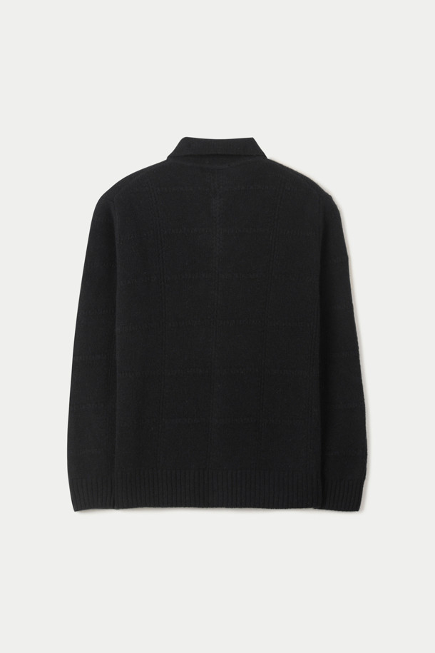 WOOL & CO(울 앤 코) 패턴 가디건은 가을과 겨울, 일상에서 클래식하고 베이직한 스타일을 연출하기 좋은 남녀 공용 제품입니다. 부드러운 울 소재와 두꺼운 두께감으로 포근한 착용감을 선사하며, 라운드 넥과 톤온톤 싱글 버튼 여밈이 깔끔한 인상을 줍니다. 입체적인 케이블 짜임 디테일이 돋보이며, 루즈핏 디자인으로 편안한 활동성을 제공합니다. 출근룩, 비즈니스 캐주얼, 모임룩 등 다양한 TPO에 미니멀하고 클래식한 스타일을 더해 활용할 수 있습니다.
