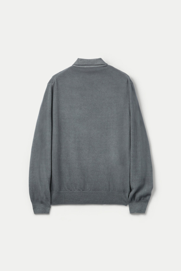 WOOL & CO (울앤코) 버튼 칼라 스웨터는 고급 메리노 울 소재로 제작되어 부드러운 촉감과 두꺼운 두께로 뛰어난 보온성을 제공합니다. 차분한 그레이 컬러에 무지 패턴으로 디자인되어 클래식하면서도 미니멀한 스타일을 연출하며, 레귤러 핏과 긴소매 기장으로 편안한 착용감을 선사합니다. 버튼 칼라 디테일이 돋보이는 이 스웨터는 출근룩, 비즈니스 캐주얼, 겨울 데일리룩 등 다양한 TPO에 활용 가능합니다. 가벼운 착용감으로 활동성을 높여주어 가을, 겨울 시즌 내내 따뜻하고 스타일리시하게 즐길 수 있습니다.
