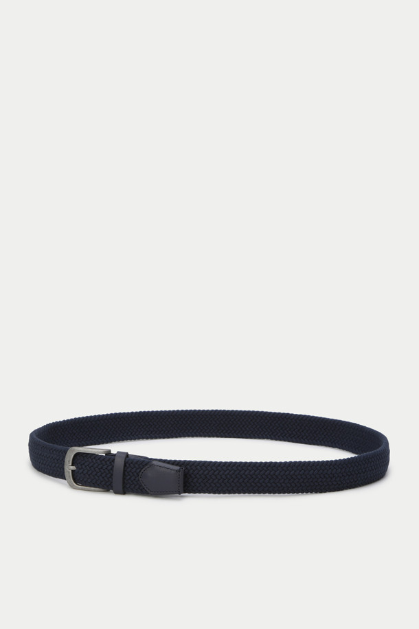 "면 엘라스틱 벨트"는 캐주얼하고 미니멀한 스타일을 추구하는 분들을 위한 데일리 벨트입니다. 네이비 컬러의 무지 디자인으로, 여행룩에도 잘 어울립니다. 이태리 수입 면 소재와 탄성이 우수한 엘라스틱 소재를 사용하여 편안한 착용감을 제공합니다. 버클 디테일로 포인트를 더했으며, 사이즈 조절이 용이하여 다양한 체형에 맞춰 착용할 수 있습니다. 사계절 내내 활용 가능한 실용적인 아이템입니다.
