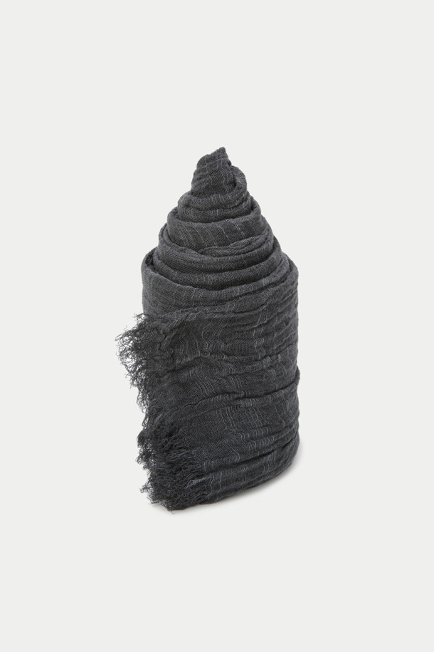차콜 조직감 머플러는 가을, 겨울 시즌에 따뜻함과 스타일을 더해줄 머플러입니다. 레이온과 아크릴 혼방 소재로 제작되어 부드러운 촉감을 선사하며, 빈티지한 스타일의 조직감 패턴이 특징입니다.  일상, 산책, 카페 등 다양한 TPO에 활용하기 좋으며, 클래식, 미니멀, 캐주얼 룩에 모두 잘 어울립니다. 워싱 디테일이 돋보이며, 이염에 주의하여 단독 세탁하는 것을 권장합니다.  주름이 생길 수 있으니 주의하여 관리해주세요.
