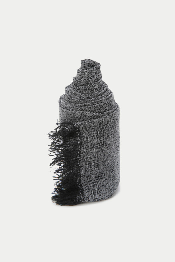 그레이 스트라이프 패턴 머플러는 레이온, 폴리에스터, 아크릴, 면 혼방 소재로 제작되어 부드러운 촉감을 자랑합니다. 얇은 두께감으로 가을 나들이룩, 겨울 데일리룩, 여행룩 등 다양한 TPO에 활용하기 좋습니다. 빈티지한 스타일(무드)과 클래식, 미니멀, 레트로 스타일을 아우르는 디자인으로, 워싱 디테일과 스트라이프 패턴이 돋보입니다. 이염에 주의하여 단독 세탁하는 것을 권장하며, 주름이 질 수 있으니 보관에 유의해주세요.
