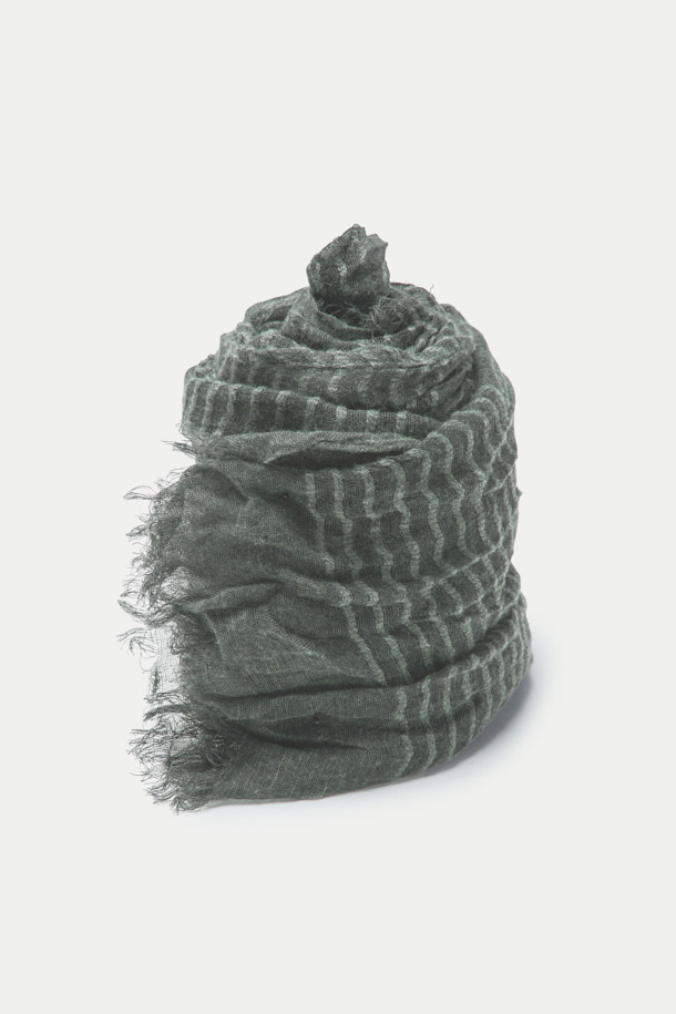 그레이 스트라이프 조직감 머플러는 부드러운 촉감의 폴리에스터와 아크릴 혼방 소재로 제작되어 가을, 겨울철 따뜻하게 사용할 수 있습니다. 빈티지 스타일의 스트라이프 패턴과 주름 디자인이 특징이며, 워싱 처리된 조직감으로 은은한 멋을 더했습니다. 클래식, 캐주얼, 미니멀 등 다양한 스타일에 매치하여 폭넓은 연출이 가능합니다. 일상생활에서 활용하기 좋은 머플러로, 당신의 겨울 스타일링에 포인트를 더해보세요.
