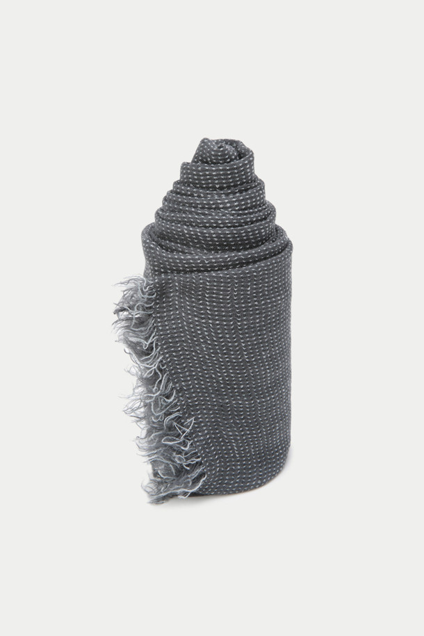 부드러운 촉감의 카키 그레이 컬러 그레이 블록 패턴 머플러입니다. 레이온, 면, 린넨 혼방 소재로 제작되어 가을, 겨울에 따뜻하게 착용하기 좋습니다. 워싱 처리된 빈티지 스타일로, 블록 패턴과 도트 무늬가 돋보입니다. 자연스러운 주름이 멋스러움을 더하며, 캐주얼, 클래식, 레트로 스타일 모두 소화 가능합니다. 가을 나들이룩, 겨울 데일리룩, 산책룩에 활용하여 포근한 분위기를 연출해보세요.
