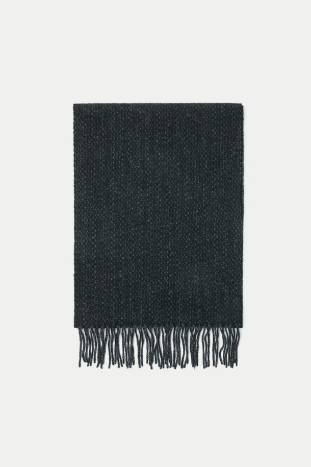 조직감 울머플러는 멜란지 컬러의 울 소재로 제작되어 부드러운 촉감을 선사합니다. 두꺼운 두께감으로 가을, 겨울철 보온성을 높여주며, 베이직한 디자인에 태슬 장식으로 포인트를 더했습니다. 출근룩과 모임룩 등 다양한 TPO에 활용 가능하며, 클래식, 미니멀, 캐주얼 스타일 모두 소화 가능한 아이템입니다. 무지 패턴에 조직감 디테일이 더해져 은은한 멋을 더합니다. 
