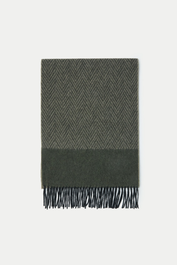 캐시미어 헤링본 머플러는 울 70%와 캐시미어 30%를 혼방하여 부드러운 촉감을 자랑합니다. 카키 색상으로, 헤링본 패턴과 솔리드 패턴이 믹스되어 클래식하면서도 세련된 스타일을 연출합니다. 테슬 디자인 장식으로 포인트를 더했으며, 출근룩이나 모임룩에 활용하기 좋습니다. 가을, 겨울 시즌에 미니멀하고 캐주얼한 스타일을 완성할 수 있는 머플러입니다.
