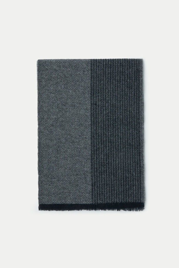 네이비 하운드투스 울 머플러는 가을, 겨울철 출근룩과 모임룩에 포인트를 더하는 클래식, 미니멀, 캐주얼 스타일의 머플러입니다. 부드러운 촉감의 울 100% 소재로 제작되었으며, 멜란지 네이비 컬러와 하운드투스 패턴의 조화가 세련된 분위기를 연출합니다. 섬세한 조직감의 짜임과 태슬 디테일은 고급스러움을 더하며, 어떤 룩에도 자연스럽게 어울립니다. 따뜻함과 스타일을 동시에 만족시키는 데일리 머플러입니다.
