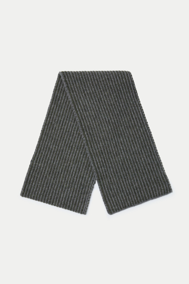 부드러운 울, 캐시미어, 나일론 혼방 소재의 투톤 슬릿 니트 머플러입니다. 겨울, 가을 시즌에 착용하기 좋으며, 보온성을 높여주는 두꺼운 두께감과 부드러운 촉감을 자랑합니다. 베이직한 디자인에 투톤 컬러 배색으로 포인트를 더했으며, 슬릿 디테일로 착용의 편리성을 높였습니다. 클래식, 미니멀, 캐주얼 등 다양한 스타일에 매치하여 차분하면서도 세련된 분위기를 연출할 수 있습니다. 데일리룩에 따뜻함과 스타일을 더해보세요.
