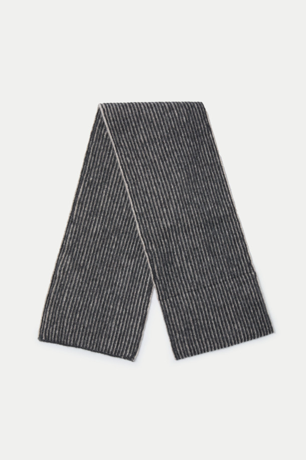 그레이와 블랙 투톤 배색의 스트라이프 슬릿 니트 머플러입니다. 울, 캐시미어, 나일론 혼방 소재로 제작되어 부드러운 촉감과 뛰어난 보온성을 자랑합니다. 슬릿 디테일이 돋보여 착용이 편리하며, 베이직하고 클래식한 디자인으로 출근룩, 모임룩 등 다양한 TPO에 활용 가능합니다. 가을, 겨울 시즌에 스타일리시함과 따뜻함을 동시에 선사하는 머플러입니다. 미니멀, 캐주얼 스타일에도 잘 어울립니다.
