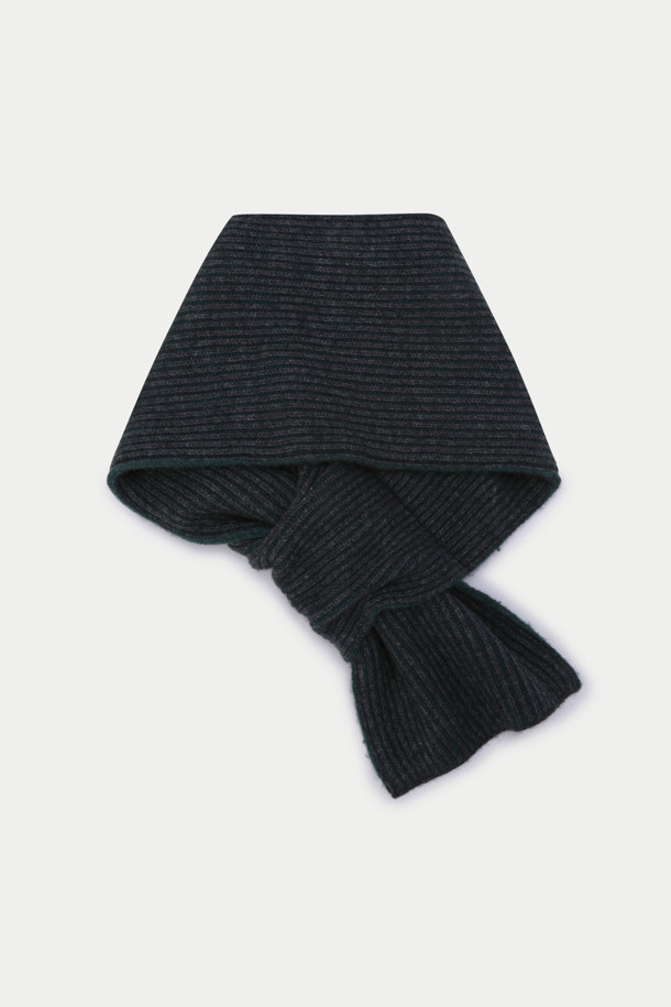 세련된 스타일을 완성하는 스트라이프 슬릿 니트 머플러입니다. 부드러운 울, 캐시미어, 나일론 혼방 소재로 제작되어 뛰어난 촉감과 보온성을 자랑합니다. 그레이 컬러의 투톤 배색과 슬릿 디테일이 돋보이며, 베이직한 디자인으로 출근룩, 모임룩 등 다양한 TPO에 활용 가능합니다. 가을, 겨울 시즌에 클래식, 미니멀, 캐주얼 스타일을 연출하기 좋은 아이템입니다. 두꺼운 두께감으로 따뜻하게 착용할 수 있습니다.
