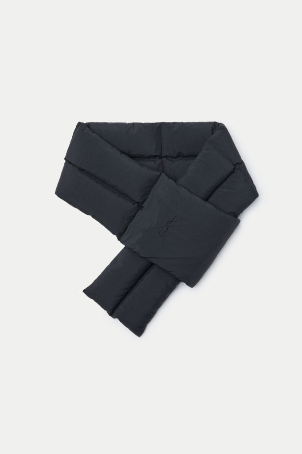 블랙 컬러의 다운 머플러는 겨울철 따뜻함과 스타일을 동시에 잡을 수 있는 필수템입니다. 퀼팅 처리된 폴리에스터 소재로 제작되어 가볍고 보온성이 뛰어나며, 덕다운 충전재를 사용하여 포근함을 더했습니다. 일상복은 물론 여행룩과 산책룩에도 잘 어울리며, 캐주얼, 미니멀, 클래식 스타일 모두 소화 가능합니다. 슬릿 디자인으로 세련된 포인트를 더했으며, 가볍고 휴대성이 좋아 언제 어디서든 간편하게 착용할 수 있습니다. 
