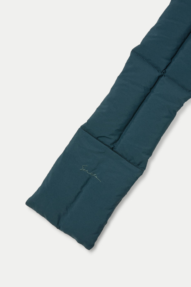 겨울철 보온성을 책임지는 그린 컬러의 다운 머플러입니다. 퀼팅 처리된 디자인으로 캐주얼, 미니멀, 고프코어 스타일을 연출하기 좋습니다. 폴리에스터와 덕다운 소재로 제작되어 가볍고 따뜻하며, 두꺼운 두께감으로 추운 날씨에도 든든하게 착용할 수 있습니다. 슬릿 디테일로 포인트를 더했으며, 휴대성이 좋아 여행룩이나 캠핑룩에 활용하기 좋습니다.
