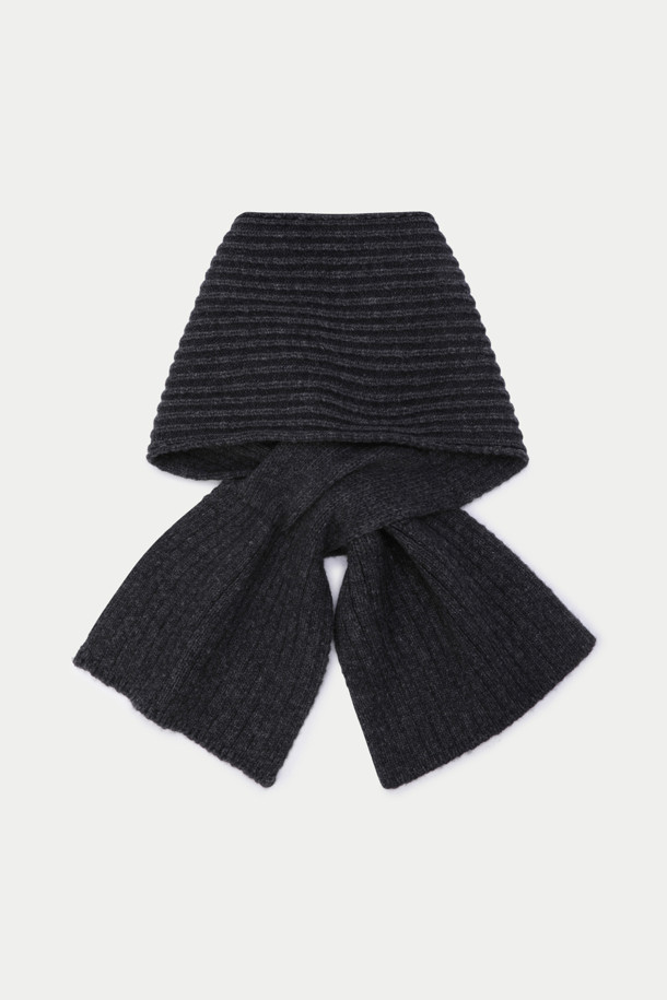 블랙 컬러의 양방향 슬릿 니트 머플러입니다. 울, 캐시미어, 나일론 혼방 소재로 제작되어 부드러운 촉감과 뛰어난 보온성을 자랑합니다. 두꺼운 두께감과 골지/무지 패턴으로 클래식하고 베이직한 스타일을 연출하며, 양면 디자인과 슬릿 디테일로 다양한 스타일을 소화할 수 있습니다. 가을, 겨울철 출근룩과 모임룩에 활용하기 좋은 아이템입니다.
