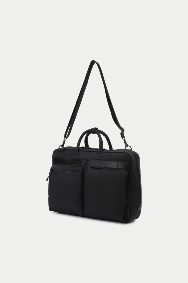 세련된 스타일을 완성하는 남성용 블랙 브리프케이스입니다. 튼튼한 나일론 소재로 제작되어 2WAY(토트백/크로스백) 형태로 활용 가능하며, 미니멀하고 클래식한 매력을 선사합니다. 넉넉한 수납공간을 위해 외부 포켓 3개, 이너 포켓 2개, 노트북 수납공간을 갖추어 실용성을 더했습니다. 왁스코팅 디테일이 돋보이며, 지퍼형 잠금 방식으로 내용물을 안전하게 보호합니다. 출근룩, 비즈니스 캐주얼, 오피스룩 등 다양한 TPO에 완벽하게 어울리는 필수 아이템입니다.
