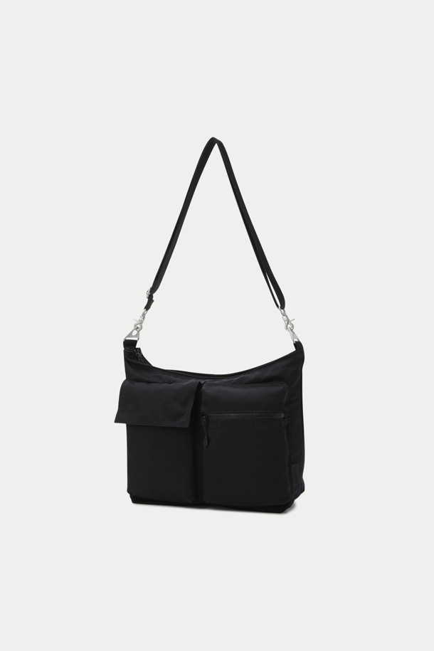 블랙 컬러의 남성용 미디엄 사이즈 나일론 크로스백입니다. 베이직한 디자인에 왁스코팅 마감으로 은은한 멋을 더했습니다. 사각형 디자인으로 넉넉한 수납공간을 제공하며, 아웃포켓 2개와 지퍼형 잠금 방식으로 실용성을 높였습니다. 가볍고 내구성이 뛰어나 출근룩, 여행룩 등 다양한 TPO에 활용하기 좋습니다. 미니멀, 캐주얼, 클래식 스타일을 즐겨 입는 분들에게 추천합니다.
