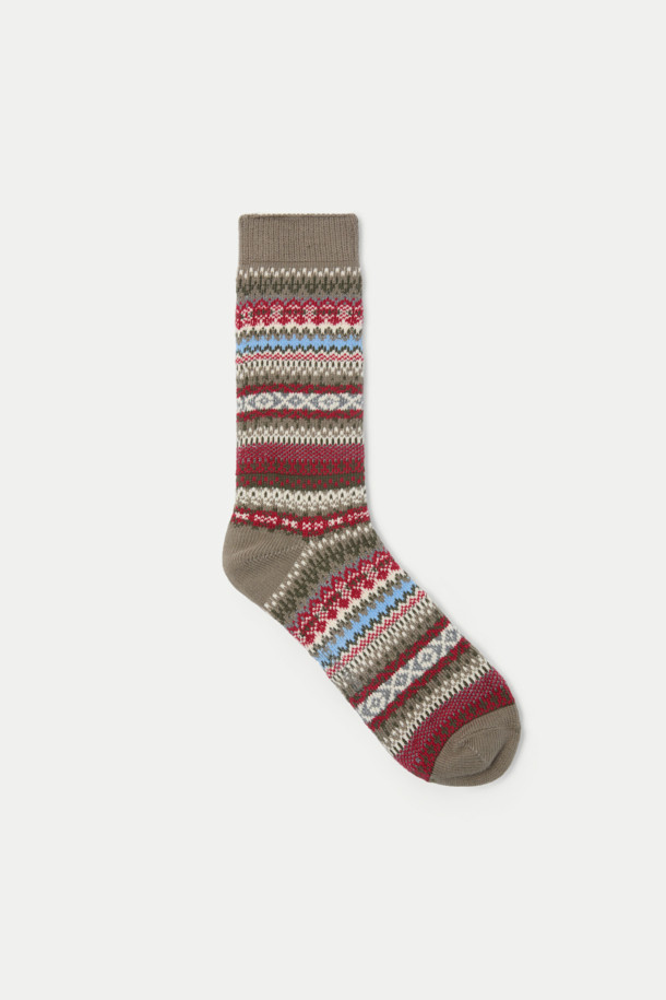 **페어아일 장목 양말**은 가을, 겨울철 따뜻하게 발을 감싸주는 면 소재의 양말입니다. 브라운, 레드, 블루 세 가지 색상으로 출시되었으며, 노르딕 패턴과 6도 패턴 디자인이 특징입니다. 24cm 중기장 길이의 장목 양말로, 부드러운 촉감을 선사합니다. 산책룩, 캠핑룩을 포함한 캐주얼, 클래식, 미니멀 스타일의 다양한 룩에 매치하여 포인트를 줄 수 있습니다. 바닥면 로고 장식으로 디자인의 완성도를 높였습니다.
