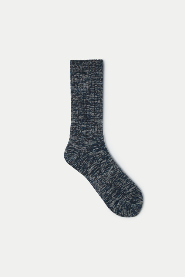 인디고 컬러의 부드러운 면 혼방 소재로 제작된 장목 양말입니다. 멜란지 패턴과 로고 디자인으로 포인트를 더했으며, 캐주얼 및 미니멀 스타일을 연출하기 좋습니다. 일상생활에서 편안하게 착용할 수 있으며, 특히 '동네 마실룩'에 잘 어울립니다. 24cm의 중기장으로 제작되었으며, 조직감 있는 디테일이 특징입니다. 사계절 모두 활용 가능한 아이템입니다.
