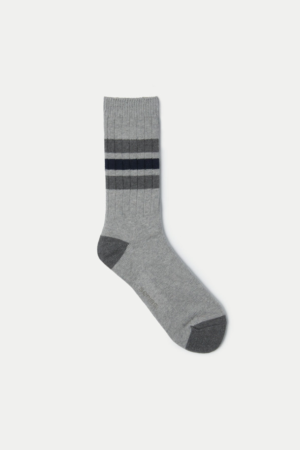**스트라이프 팁 장목 양말**은 부드러운 면 소재로 제작되어 편안한 착용감을 선사합니다. 캐주얼, 미니멀, 클래식 스타일을 모두 소화하며, 동네 마실룩과 산책룩에 잘 어울립니다. 그레이와 네이비 두 가지 컬러 배색으로, 다양한 스타일에 포인트를 줄 수 있습니다. 장목 기장과 스트라이프 패턴이 돋보이는 디자인이며, 발목 부분에 로고 장식이 있습니다. 사계절 내내 활용 가능한 실용적인 아이템입니다.

