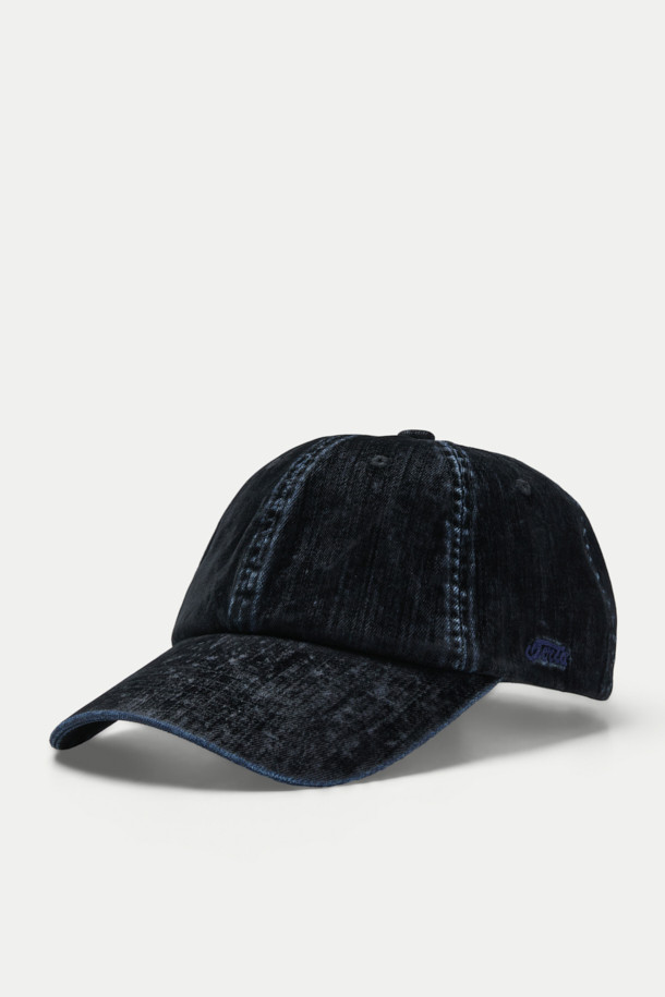 빈티지 워싱 벨베틴 볼캡은 캐주얼한 스타일을 연출하기 좋은 모자입니다. 데님과 벨베틴 소재를 사용하여 부드러운 촉감과 빈티지한 분위기를 동시에 느낄 수 있습니다. 블랙 컬러에 로고 자수와 버클, 리벳 장식이 포인트로 더해져 트렌디함을 더했습니다. 사이즈 조절이 가능하며, 흡습 기능으로 쾌적하게 착용할 수 있습니다. 일상생활에서 개성 있는 스타일을 완성해 보세요.
