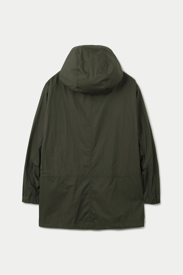 SAGE DE CRET (사지 드 크레) 코튼 트윌 타입라이터 파카는 남성용 아우터로, 봄, 가을에 착용하기 좋습니다. 밀리터리, 캐주얼 무드를 동시에 느낄 수 있으며, 숏 기장의 무지 파카입니다. 부드러운 촉감의 면, 나일론 혼방 소재로 제작되었으며, 오버핏으로 편안하게 착용 가능합니다. 후드 및 허리, 밑단 스트링 조절, YKK 지퍼, 소매 밴딩, 사이드 포켓 등의 디테일로 실용성을 더했습니다. 동네 마실룩, 산책룩, 가을 나들이룩 등 다양한 TPO에 캐주얼, 미니멀, 워크웨어 스타일로 연출해보세요.
