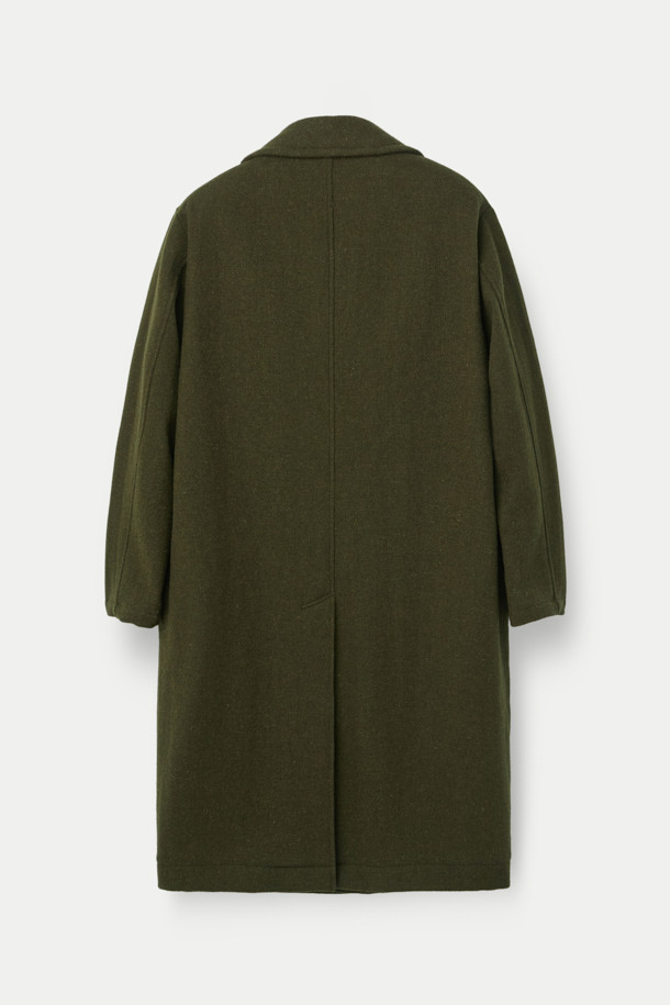 SAGE DE CRET(사지 드 크레) 해리스 트위드 울스터 칼라 롱 코트는 남성용 롱 코트입니다. 올리브 그린 컬러의 해리스 트위드 소재로 제작되어 가을, 겨울 시즌에 적합하며, 클래식하고 모던한 스타일을 연출합니다. 세미 오버핏으로 편안함과 세련됨을 동시에 잡았으며, 울 소재 특유의 부드러운 촉감이 특징입니다. 가먼트 워싱 가공, 힙 포켓, 슬릿 포켓, 패치 포켓, 오프화이트 파이핑 테이프 마감 등의 디테일이 돋보입니다. 출근룩, 겨울 데일리룩, 모임룩 등 다양한 TPO에 클래식, 미니멀, 시크한 스타일로 활용하기 좋습니다.
