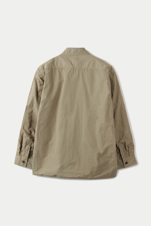 SAGE DE CRET (세이지 드 크레) 코튼 트윌 타입라이터 셔츠 재킷입니다. 봄, 가을에 어울리는 베이지 컬러의 남성 셔츠 재킷으로, 클래식과 미니멀 스타일을 모두 만족시킵니다. 부드러운 촉감의 면 소재로 제작되었으며, 얇은 두께감으로 편안하게 착용 가능합니다. 오버핏과 루즈핏으로 디자인되어 편안한 착용감을 선사하며, 데이트룩, 카페룩 등 다양한 TPO에 활용하기 좋습니다. 패치 포켓, 가슴 포켓, 커프스 단추, 라운드 밑단, 앞뒤 길이 차이, 고밀도 제직 등의 디테일이 돋보입니다.
