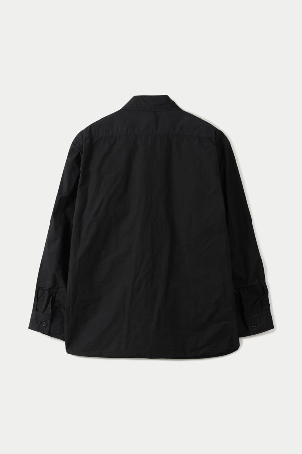 SAGE DE CRET(사지 드 크레) 코튼 트윌 타입라이터 셔츠 재킷은 미니멀하고 클래식한 스타일을 추구하는 남성을 위한 아우터입니다. 부드러운 촉감의 면 소재로 제작되었으며, 봄, 가을에 착용하기 적합합니다. 블랙 컬러의 무지 디자인에 오버핏 또는 루즈핏으로 편안하게 연출할 수 있습니다. 셔츠형 코트 타입으로, 얇은 두께감과 긴 소매 기장이 특징입니다. 패치 포켓, 가슴 포켓, 커프스 단추, 라운드 밑단, 앞뒤 기장 차이 등의 디테일로 완성도를 높였습니다. 출근룩이나 비즈니스 캐주얼 스타일에도 잘 어울립니다.
