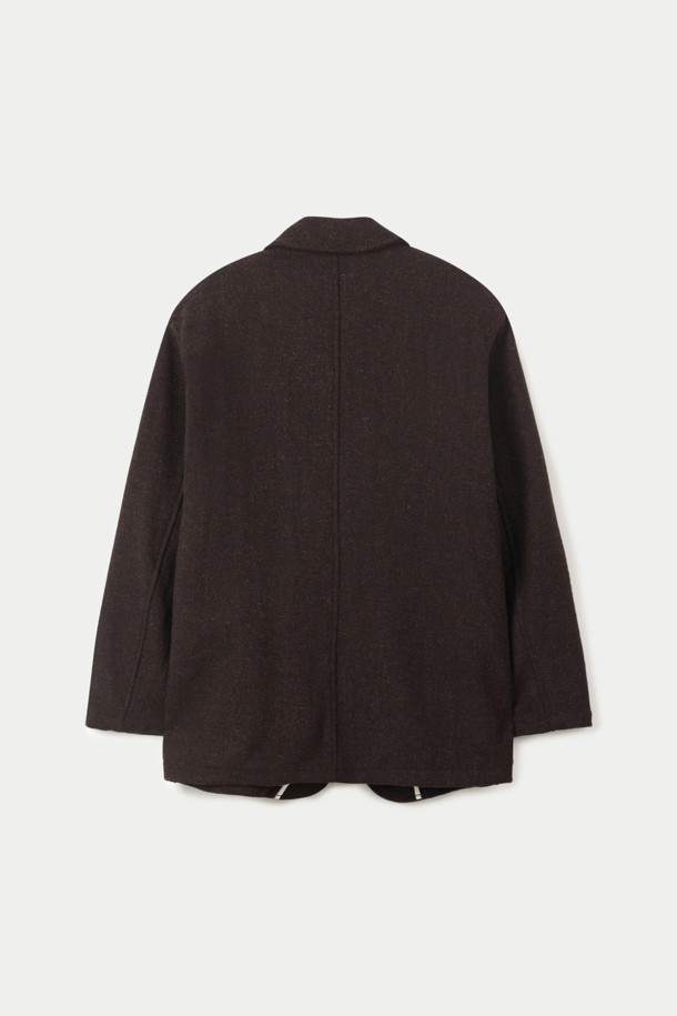 세이지 드 크레(SAGE DE CRET) 해리스 트위드 테일러드 재킷은 클래식하고 우아한 스타일을 추구하는 남성을 위한 아우터입니다. 브라운 컬러의 부드러운 울 소재에 해리스 트위드 패턴을 더해 고급스러운 분위기를 자아냅니다. 가을과 겨울 시즌, 오피스룩, 비즈니스 캐주얼, 모임룩 등 다양한 TPO에 활용하기 좋습니다. 오버핏 실루엣과 싱글 버튼 여밈, 패치 포켓 디테일이 특징이며, 오프화이트 파이핑 테이프 마감과 가먼트 워싱 가공으로 완성도를 높였습니다. 미니멀하고 시크한 스타일을 선호하는 분들께 추천합니다.
