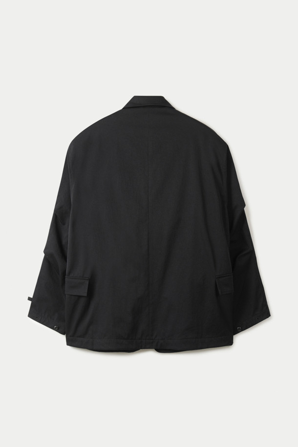 다이와 피어 39 테크 루즈 2B 재킷은 봄, 가을에 착용하기 좋은 남성용 자켓입니다. 블랙 컬러의 무지 디자인으로 밀리터리 및 베이직 스타일을 연출하며, 넉넉한 루즈핏으로 편안한 착용감을 선사합니다. 
투웨이 칼라, 센터 버튼 여밈, 슬리브 턱 디테일, 소맷단 1버튼, 빅 포켓, 메쉬 포켓, 메쉬 안감 등의 디테일이 특징이며, 탄탄한 촉감으로 튼튼하게 제작되었습니다.
출근룩과 모임룩에 활용하기 좋으며, 클래식, 미니멀, 캐주얼 스타일을 즐겨 입는 분들께 추천합니다. 긴 소매 기장과 레귤러 기장으로 다양한 스타일 연출이 가능합니다.
