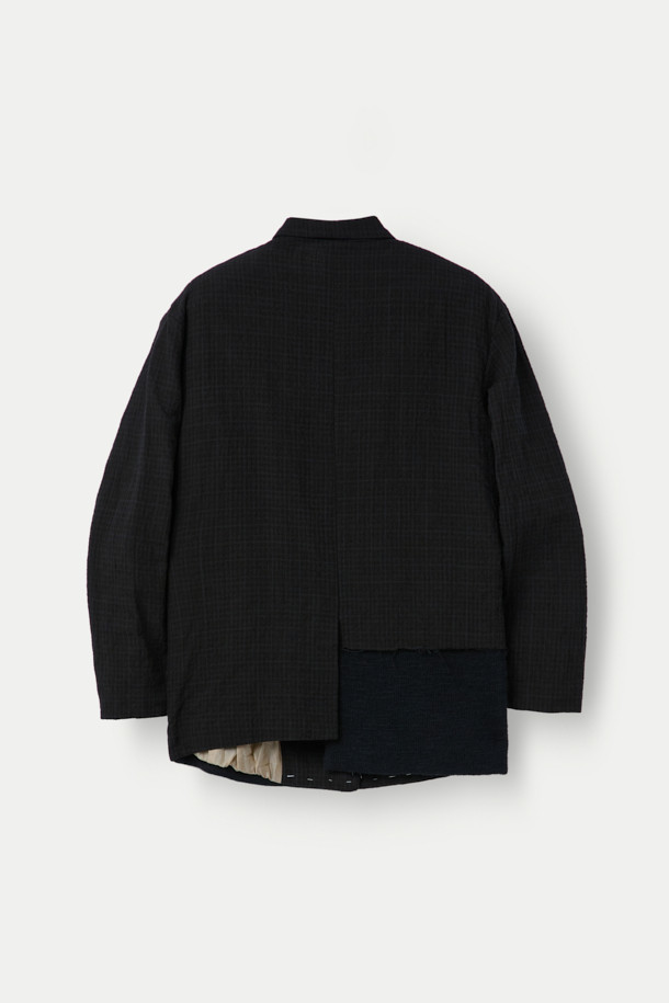 CHIAHUNG SU (치아홍 수) 핸드 우븐 다이드 패치워크 로잉 재킷은 가을, 겨울 시즌에 어울리는 모던 스타일의 아우터입니다. 블랙 컬러의 레귤러핏 재킷으로, 핸드다잉 염색 기법으로 제작된 패치워크 디자인이 특징입니다. 유기농 면 60%, 유기농 울 30%, 유기농 린넨 10%의 혼방 소재로 제작되어 편안한 착용감을 선사합니다. 1960년대 일본 나고야 빈티지 기모노 원단을 안감으로 사용하여, 클래식, 미니멀, 시크 스타일을 연출하기 좋습니다. 데이트룩, 모임룩, 비즈니스 캐주얼에 활용하기 좋은 아이템입니다.
