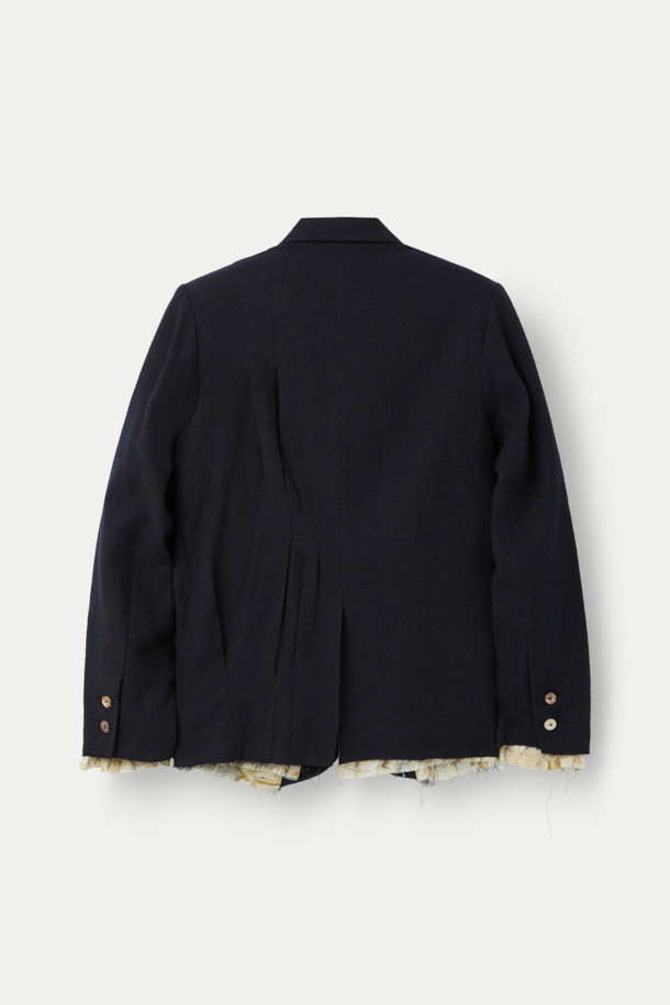 CHIAHUNG SU (치아홍 수) 핸드 우븐 & 다이드 플리팅 라이트 블레이저는 오가닉 울 100% 소재로 제작되어 부드러운 촉감을 선사합니다. 아이치 지역 원사로 염색한 블랙 컬러의 모던한 무드가 돋보이며, 핸드위빙 기법과 플리팅 디테일이 특징입니다. 봄, 가을 시즌에 활용하기 좋은 크롭 기장의 싱글 버튼 레귤러핏 블레이저로, 오피스룩, 비즈니스 캐주얼, 모임룩 등 다양한 TPO에 활용 가능한 아이템입니다. 클래식, 미니멀, 시크 스타일에 매치하여 세련된 스타일을 연출해보세요. 얇은 두께감으로 편안하게 착용할 수 있으며, 긴 소매 디자인으로 포멀한 분위기를 더합니다.
