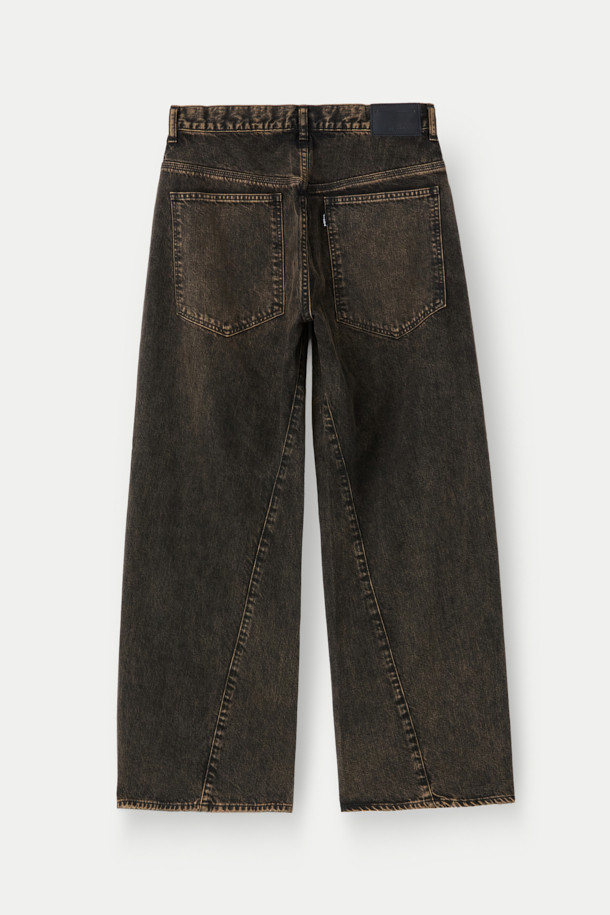 JIEDA(지에다) 유즈드 3D 워크 데님 팬츠는 남성용 데님 팬츠입니다. 브라운 컬러의 워싱 데님 소재로 제작되었으며, 사계절 내내 착용하기 좋습니다. 입체적인 3D 패턴, 사이드 심 비틀림, 트리플 스티치 디테일, 허리 히게(주름) 가공이 특징이며, 짧은 밑위와 슬림한 허리 라인으로 세련된 핏을 연출합니다. 와이드핏으로 편안하면서도 스트릿, 캐주얼, 미니멀 스타일을 소화하며 데이트룩, 모임룩으로 활용하기 좋습니다.
