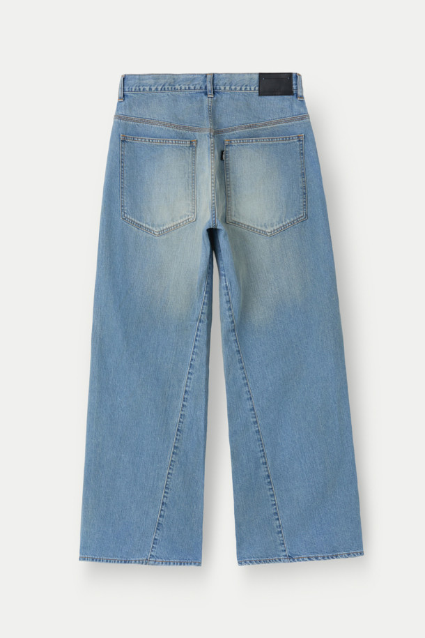 JIEDA(지에다) 유즈드 3D 워크 데님 팬츠는 남성용 데님 팬츠입니다. 블루 컬러의 데님 소재로 제작되었으며, 봄, 여름, 가을 계절에 착용하기 좋습니다. 와이드핏으로 캐주얼, 스트릿 스타일을 연출하기 좋으며, 입체적인 3D 패턴과 사이드 심 비틀림 디자인이 특징입니다. 짧은 밑위와 슬림한 허리라인, 히게(주름) 가공, 트리플 스티치 디테일이 돋보입니다. 데이트룩, 모임룩, 캐주얼, 스트리트, 미니멀 스타일 연출에 활용할 수 있습니다.
