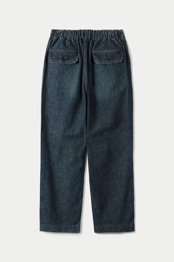 SAGE DE CRET (사지 드 크레) 데님 싱글 플리츠 와이드 팬츠는 클래식과 캐주얼 스타일을 모두 아우르는 남성용 데님 팬츠입니다. 인디고 컬러의 데님과 린넨 혼방 소재로 제작되어 봄, 여름 시즌에 시원하고 편안하게 착용할 수 있습니다. 루즈핏과 와이드 핏으로 트렌디한 실루엣을 연출하며, 플리츠 디테일이 특징입니다. 버튼과 지퍼 여밈, 양 사이드 포켓, 가먼트 워싱 처리, 넓은 시접 디테일 등 섬세한 디테일이 돋보입니다. 데이트룩, 쇼핑룩 등 다양한 TPO에 미니멀한 스타일로 활용하기 좋습니다.
