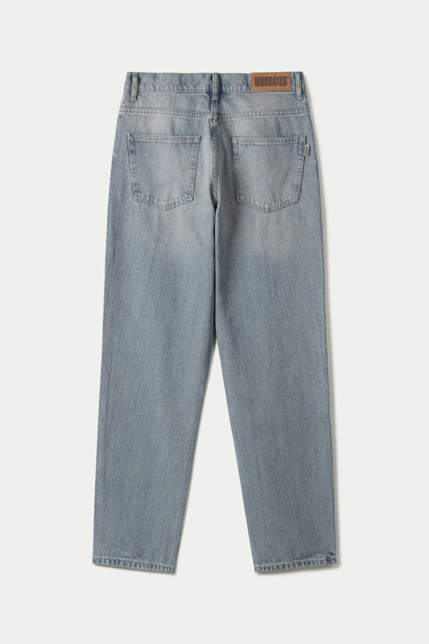 WOODBIRD(우드버드) Leroy 던 더스트 데님은 남성용 데님 팬츠입니다. 연청 컬러의 무지 디자인으로, 봄, 여름, 가을에 착용하기 좋습니다. 부드러운 촉감의 데님 소재에 루즈핏과 테이퍼드 핏을 더하여 편안하면서도 스타일리시한 핏을 연출합니다. 5포켓 디자인과 버튼과 지퍼 플라이 여밈, 은은한 솔기 디테일, 우드버드 로고 백 패치로 포인트를 더했습니다. 데이트룩, 쇼핑룩 등 데일리룩에 활용하기 좋으며, 클래식, 미니멀, 캐주얼 스타일을 모두 소화할 수 있습니다.
