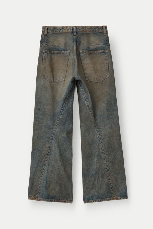 NVRFRGT(엔브이에프알지티) 3D 트위스티드 와이드 레그 데님 팬츠는 남성을 위한 캐주얼 스타일의 데님 팬츠입니다. 14oz 슬럽 방적사 인디고 데님 소재에 빈티지 워싱 가공을 더해 자연스러운 멋을 연출하며, 3D 패턴 메이킹과 입체 재단으로 편안한 루즈핏을 제공합니다. 뻣뻣한 촉감과 두꺼운 두께감으로 사계절 착용 가능하며, 데이트룩과 출근룩 등 다양한 TPO에 활용 가능합니다. 이중 사이드 솔기 디테일이 돋보이는 미니멀하고 클래식한 디자인의 와이드 팬츠입니다.
