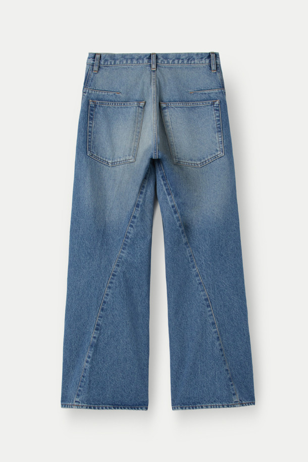 NVRFRGT(엔브이에프알지티) 3D 트위스티드 와이드 레그 데님 팬츠는 남녀 모두 착용 가능한 캐주얼 스타일의 데님 팬츠입니다. 14oz 슬럽 방적사 인디고 데님 소재에 빈티지 워싱 가공을 더해 자연스러운 멋을 살렸으며, 3D 패턴 메이킹과 입체 재단으로 편안한 착용감을 제공합니다. 와이드핏으로 트렌디함을 더하고, 두께감 있는 데님 소재와 뻣뻣한 촉감으로 묵직한 실루엣을 연출합니다. 데이트룩, 출근룩 등 다양한 TPO에 활용 가능한 매력적인 아이템입니다.
