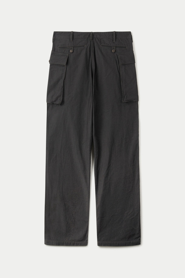 INNAT 43 카고 트라우저는 M-43 밀리터리 팬츠를 재해석하여 제작된 남성용 카고 팬츠입니다. 블랙 컬러의 백 새틴 소재로 제작되어 사계절 내내 착용 가능하며, 일상 및 밀리터리 스타일을 모두 소화할 수 있습니다. 레귤러핏으로 편안한 착용감을 제공하며, 가스 플랩 디테일과 대형 카고 포켓이 특징입니다. 이중 벨트 루프 구조와 식물성 하이브리드 염색, 천연 색소를 사용하여 워크웨어, 클래식, 캐주얼 스타일을 연출하기 좋습니다. 여행룩과 가을 나들이룩에 활용하여 스타일리시함을 더해보세요.
