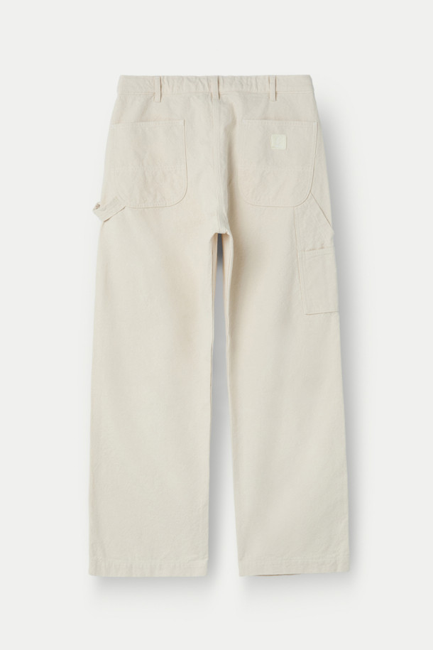 INNAT(인낫) 페인터 팬츠는 클래식, 캐주얼, 워크웨어 스타일을 아우르는 남성용 바지입니다. 아이보리, 베이지 두 가지 색상으로 출시되었으며, 봄, 여름, 가을 3계절 모두 착용 가능합니다. 10온스 경량의 부드러운 면 소재로 제작되어 편안한 착용감을 선사하며, 밴딩 처리로 활동성을 높였습니다. 빈티지 워싱과 트리플 니들 스티치 디테일, 버튼플라이 여밈, 오가닉 코튼 사용으로 내구성과 디자인 완성도를 높였습니다. 레귤러핏의 긴 기장으로 어떤 상의와도 자연스럽게 매치하여 멋스러운 룩을 연출할 수 있습니다.
